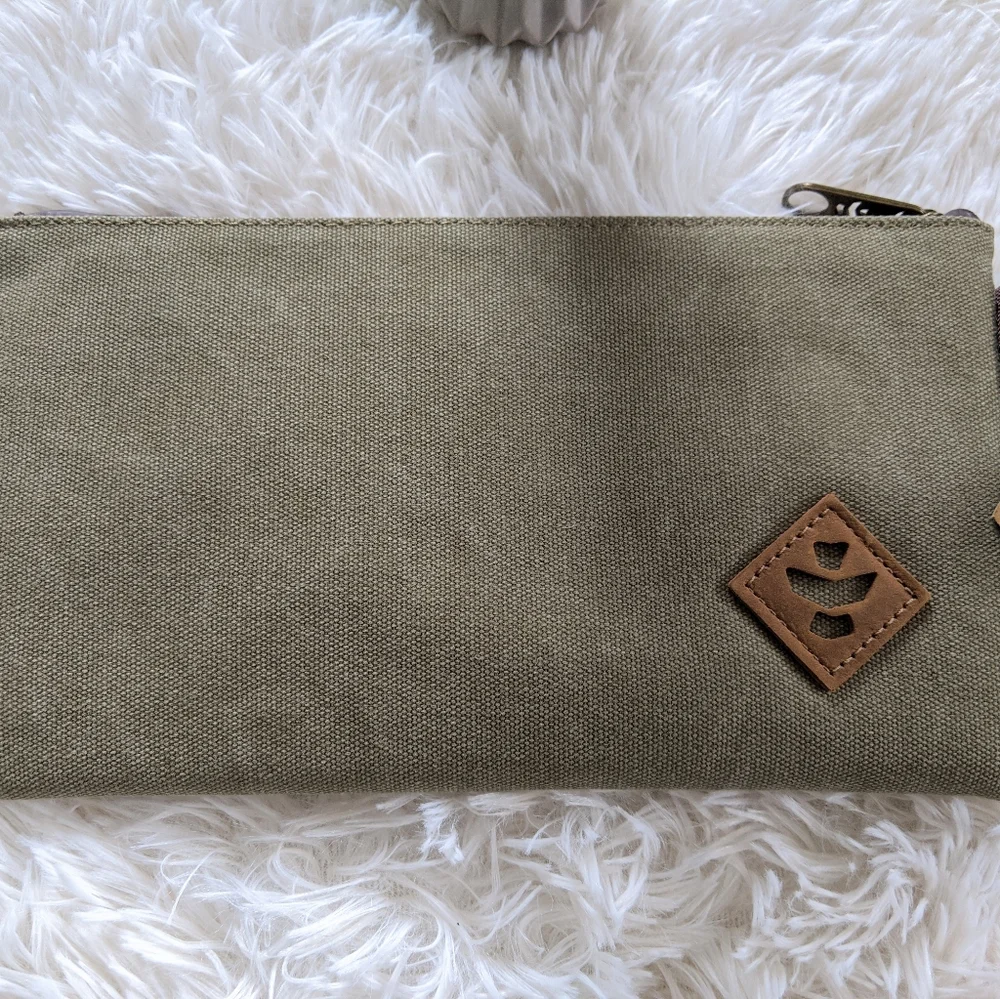 REVELRY 'NWT' Unisex 11x6 Khaki Toiletry Case